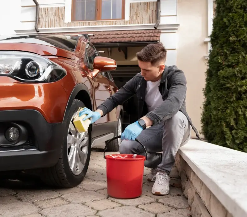 Lavage auto à domicile Hédé-Bazouges : professionnel intervenant sur un véhicule